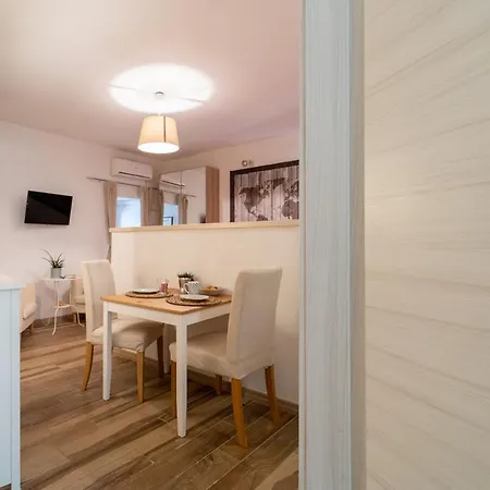 Guesthost - Casa Borbonica Cozy In Ortigia Ground Floor Apartment