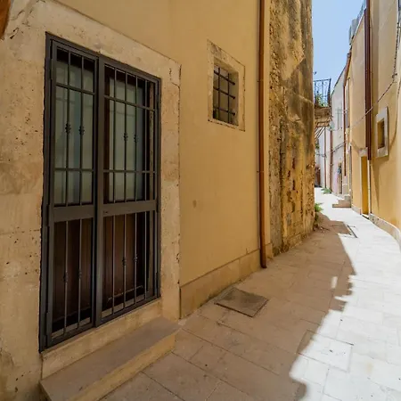 Guesthost - Casa Borbonica Cozy In Ortigia Ground Floor *
